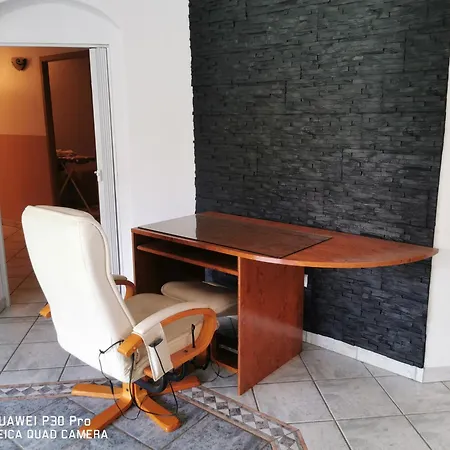 Chez Cricri Et Cricri *